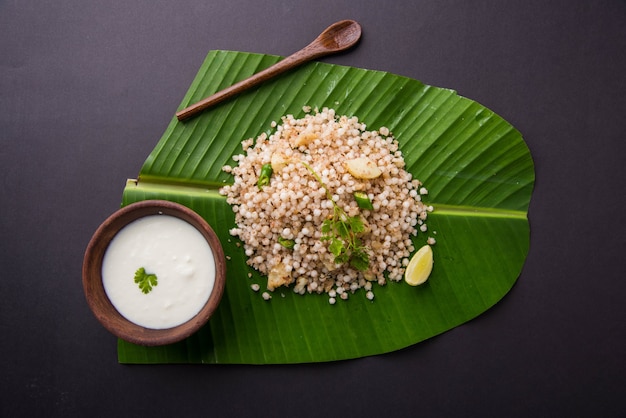 Sabudana Khichadi - Ein authentisches Gericht aus Maharashtra aus Sagosamen, serviert mit Quark