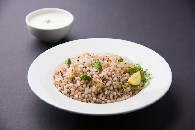 Sabudana Khichadi: un plato auténtico de Maharashtra hecho con semillas de sagú, servido con cuajada