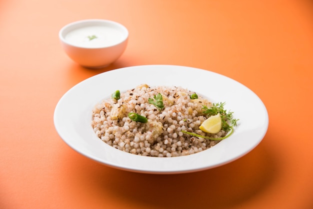 Sabudana Khichadi: un plato auténtico de Maharashtra hecho con semillas de sagú, servido con cuajada