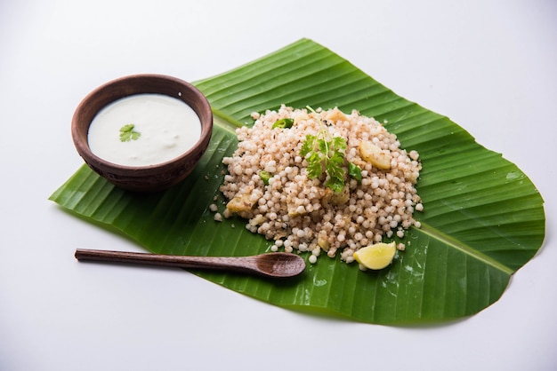Sabudana Khichadi: un plato auténtico de Maharashtra hecho con semillas de sagú, servido con cuajada