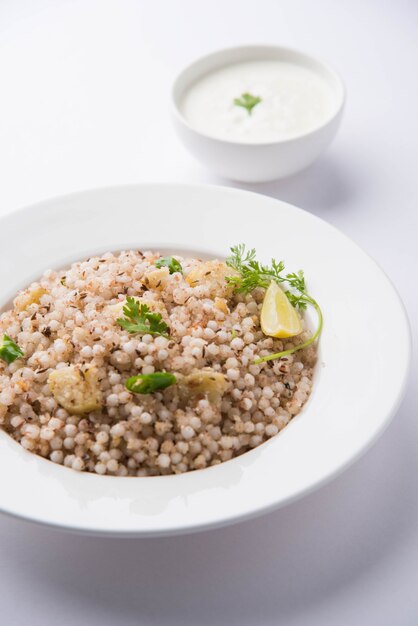 Sabudana Khichadi - Um autêntico prato de Maharashtra feito com sementes de sagu, servido com requeijão