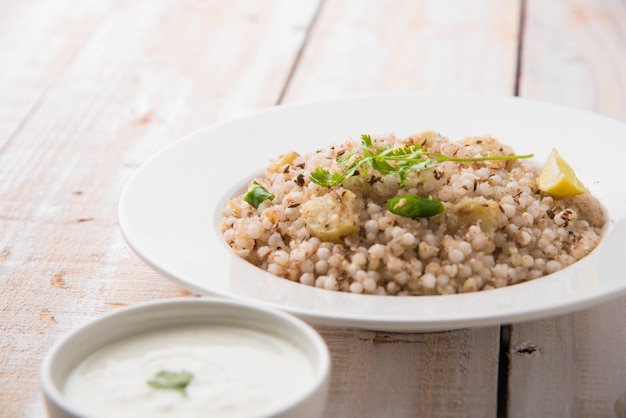 Sabudana khichadi - um autêntico prato de maharashtra feito com sementes de sagu, servido com requeijão