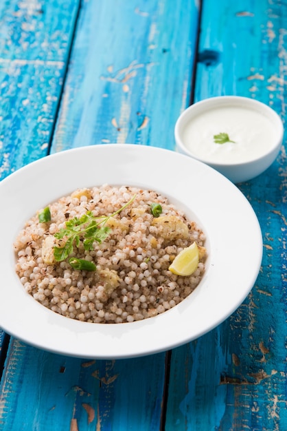 Sabudana Khichadi - Um autêntico prato de Maharashtra feito com sementes de sagu, servido com requeijão