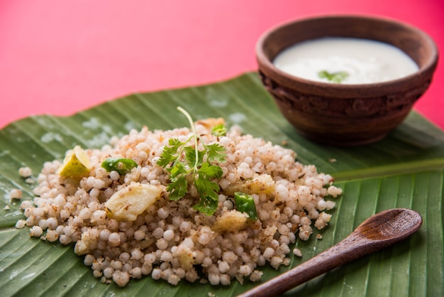 Foto sabudana khichadi - um autêntico prato de maharashtra feito com sementes de sagu, servido com requeijão