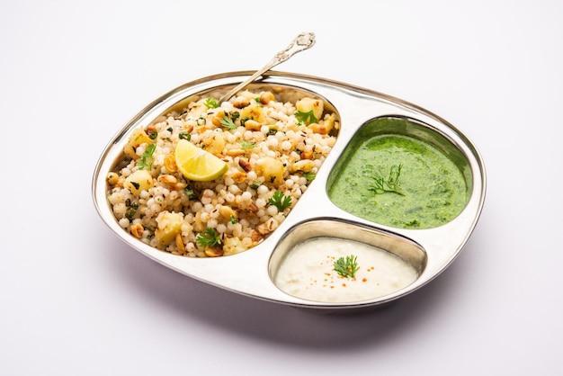 Sabudana Khichadi Um prato autêntico de Maharashtra feito com sementes de sago servido com curd