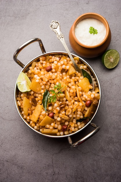 Sabudana khichdiÃ‚Â / Khichadi é uma receita de jejum indiana ou comida Vrat consumida durante navratri, ekadashi ou ganesh chaturthi