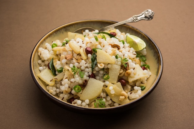 Sabudana khichdiÃ‚Â / Khichadi é uma receita de jejum indiana ou comida Vrat consumida durante navratri, ekadashi ou ganesh chaturthi