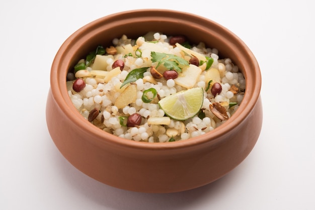 Sabudana khichdiÃ'Â / Khichadi es una receta india de ayuno o alimento Vrat consumido durante navratri, ekadashi o ganesh chaturthi