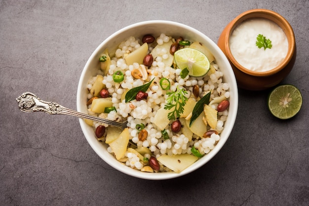 Sabudana khichdiÃ'Â / Khichadi ist ein indisches Fastenrezept oder Vrat-Essen, das während Navratri, Ekadashi oder Ganesh Chaturthi . konsumiert wird