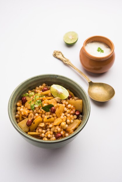 Sabudana khichdiÃ'Â / Khichadi ist ein indisches Fastenrezept oder Vrat-Essen, das während Navratri, Ekadashi oder Ganesh Chaturthi . konsumiert wird