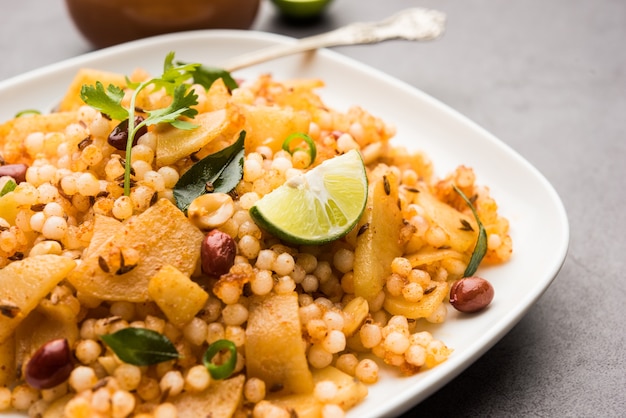 Sabudana khichdiã‚â / khichadi é uma receita de jejum indiana ou comida vrat consumida durante navratri, ekadashi ou ganesh chaturthi