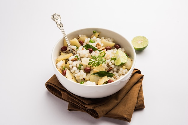 Sabudana khichdiÃ'Â / Khichadi ist ein indisches Fastenrezept oder Vrat-Essen, das während Navratri, Ekadashi oder Ganesh Chaturthi . konsumiert wird