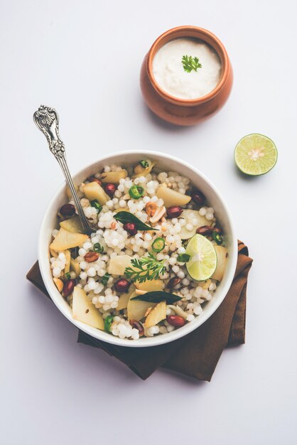 Sabudana khichdiÃ'Â / Khichadi ist ein indisches Fastenrezept oder Vrat-Essen, das während Navratri, Ekadashi oder Ganesh Chaturthi . konsumiert wird