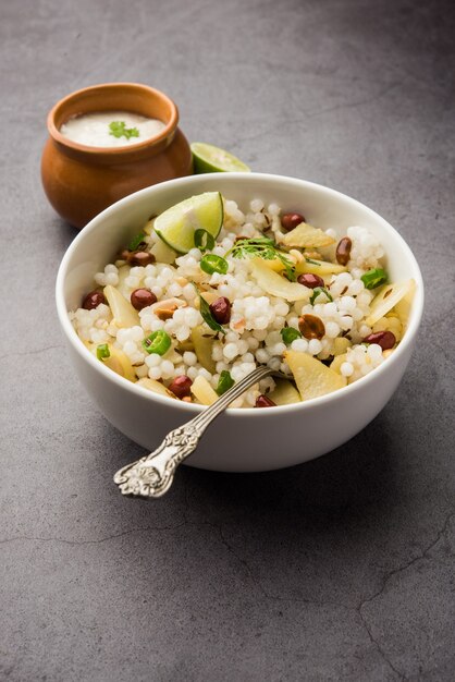 Sabudana khichdiÃ'Â / Khichadi ist ein indisches Fastenrezept oder Vrat-Essen, das während Navratri, Ekadashi oder Ganesh Chaturthi . konsumiert wird