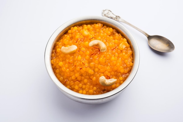 Sabudana oder Sago Kesari Dessert für Vrat Upvas auch bekannt als gesüßte Tapiokaperle. in einer Schüssel serviert. selektiver Fokus