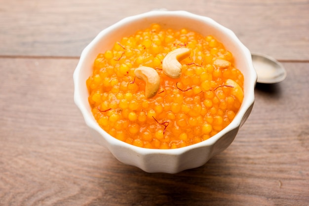 Sabudana oder Sago Kesari Dessert für Vrat Upvas auch bekannt als gesüßte Tapiokaperle. in einer Schüssel serviert. selektiver Fokus