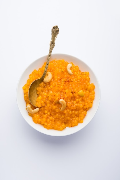 Sabudana oder Sago Kesari Dessert für Vrat Upvas auch bekannt als gesüßte Tapiokaperle. in einer Schüssel serviert. selektiver Fokus