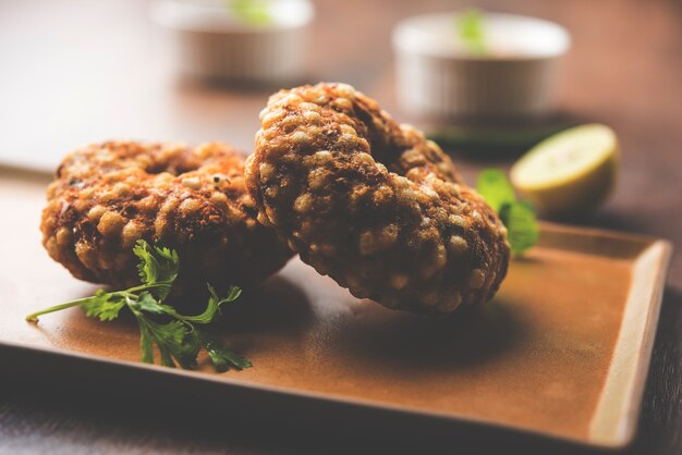 Sabudana vada o pastel frito sagú servido con chutney de maní sobre fondo cambiante, receta popular de ayuno de la India.