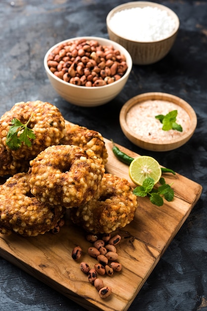 Sabudana Vada oder Sago gebratener Kuchen, serviert mit Erdnuss-Chutney auf stimmungsvollem Hintergrund, beliebtes Fastenrezept aus Indien.