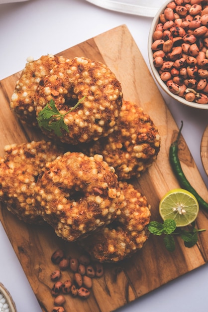 Sabudana Vada oder Sago gebratener Kuchen, serviert mit Erdnuss-Chutney auf stimmungsvollem Hintergrund, beliebtes Fastenrezept aus Indien.