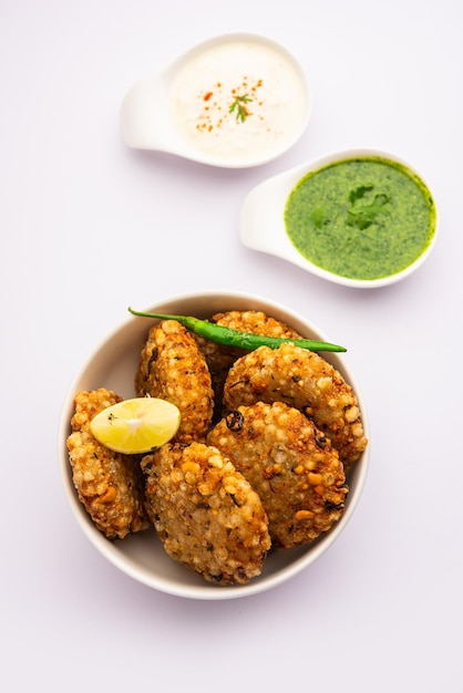 Sabudana wada o shabudana vada llamado en la India hecho de sago y servido con chutney