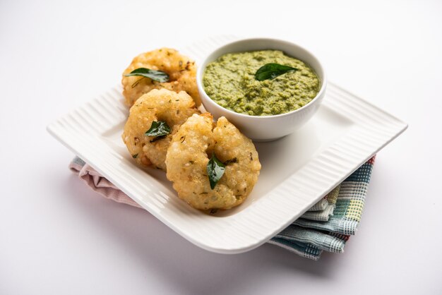 Sabudana Wada orÃƒÂ'Ã'Â vada, auch bekannt als Sago Fritters in Indien, serviert mit Kokos-Chutney, Fastenessen