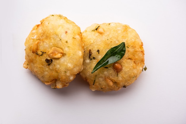 Sabudana wada orÃƒÂ‚Ã‚Â vada tambÃ © m conhecido como Sago Fritters na Ã ndia servido com chutney de coco, Fasting food