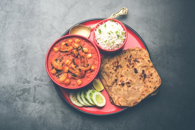 Sabzi de champiñones al curry de tomate con garbanzos y espinacas, menú principal indio servido con Paratha y arroz blanco cocido