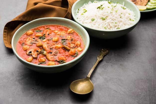 Sabzi de champiñones al curry de tomate con garbanzos y espinacas, menú principal indio servido con Paratha y arroz blanco cocido