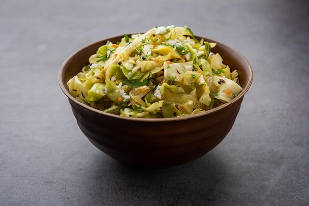 Sabzi de coco de repollo o verdura con polvo de cúrcuma también conocido como patta gobi ki sabji, comida india popular salteada