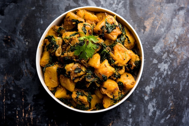 Sabzi de batata de feno-grego ou aloo methi masala é uma cozinha indiana saudável. servido em uma tigela ou karahi. foco seletivo