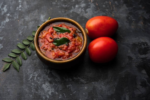 Sabzi de tomate ou chutney ou molho tamatar, servido em uma tigela. foco seletivo