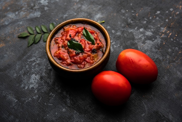 Sabzi de tomate ou chutney ou molho tamatar, servido em uma tigela. foco seletivo