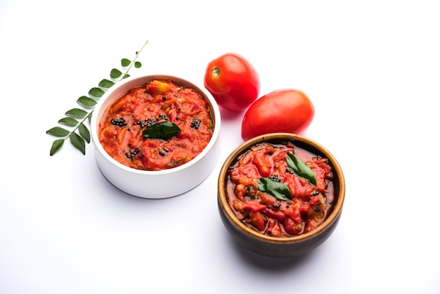 Sabzi de tomate ou chutney ou molho tamatar, servido em uma tigela. foco seletivo