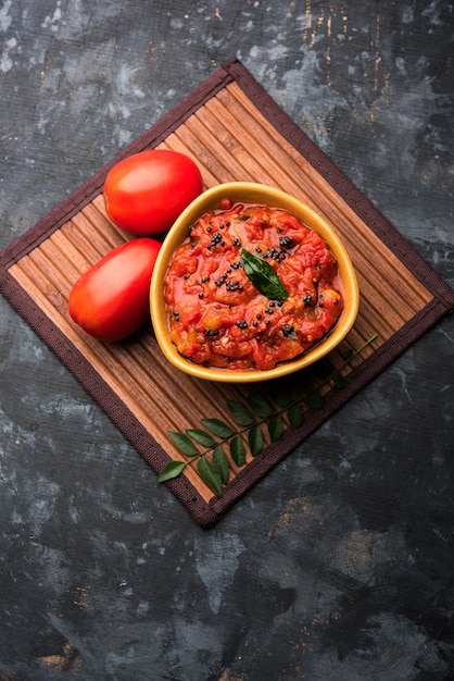 Sabzi de tomate ou chutney ou molho tamatar, servido em uma tigela. foco seletivo