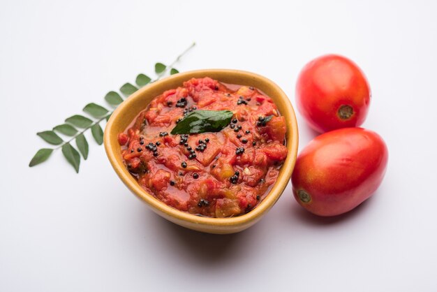 Sabzi de tomate ou chutney ou molho tamatar, servido em uma tigela. foco seletivo