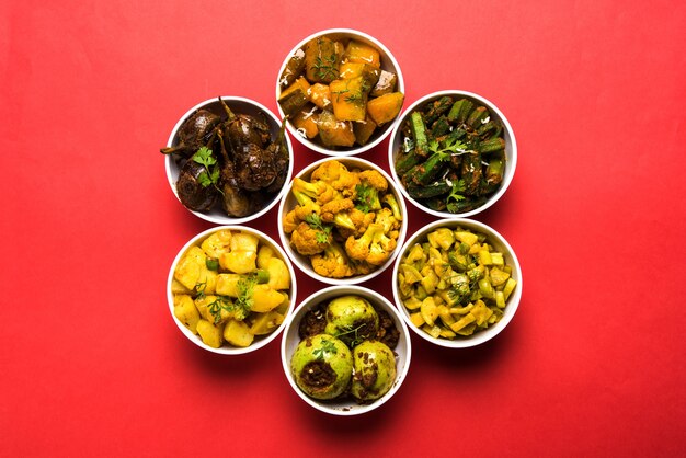 Sabzi indio, recetas de verduras fritas servidas en un tazón blanco sobre una superficie cambiante o colorida. enfoque selectivo