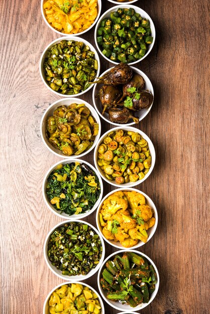 Sabzi indio, recetas de verduras fritas servidas en un tazón blanco sobre una superficie cambiante o colorida. enfoque selectivo