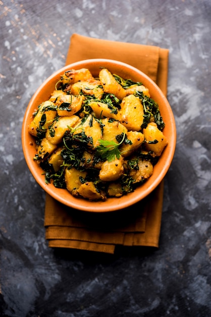 El sabzi de papa al fenogreco o Aloo Methi masala es una cocina india saludable. servido en un tazón o karahi. enfoque selectivo