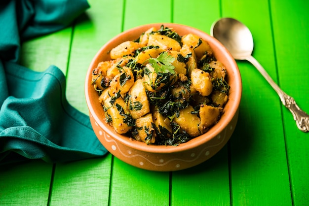 El sabzi de papa al fenogreco o Aloo Methi masala es una cocina india saludable. servido en un tazón o karahi. enfoque selectivo