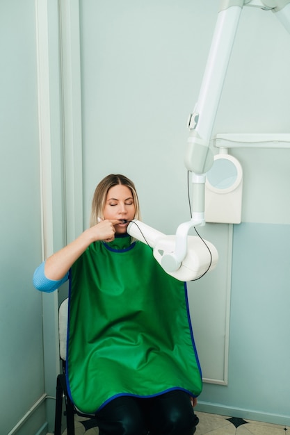 Sacan una foto de la niña en el consultorio dental de rayos X del hospital.