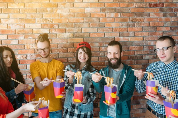 Sacar comida. fideos chinos en caja de cena. hábitos alimenticios millennials