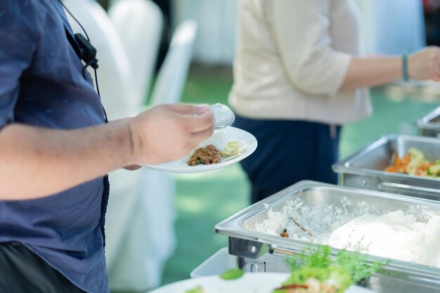 Sacar la comida a la hora de la cena de cateringxA