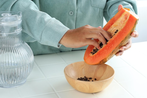 Sacar las semillas de papaya