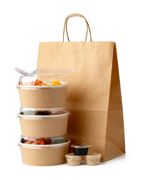 Sacar tazones de poke con bolsa de artesanía aislados en fondo blanco