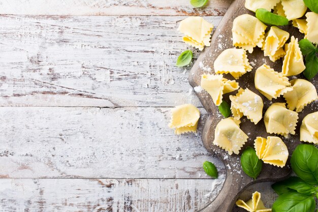 Saccottini italiano crudo hecho en casa con pesto verde