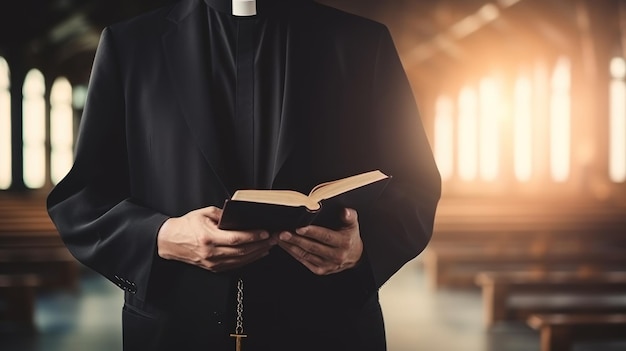 Foto sacerdote católico de túnica preta segura uma bíblia santa em pé em uma antiga igreja rural em close-up