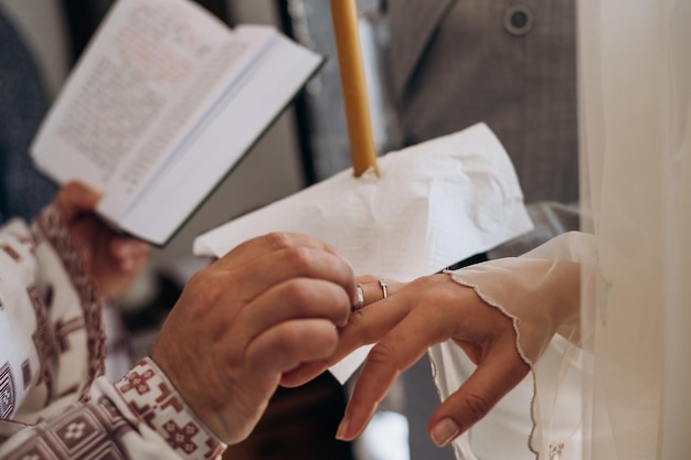 El sacerdote celebra la boda en la iglesia.