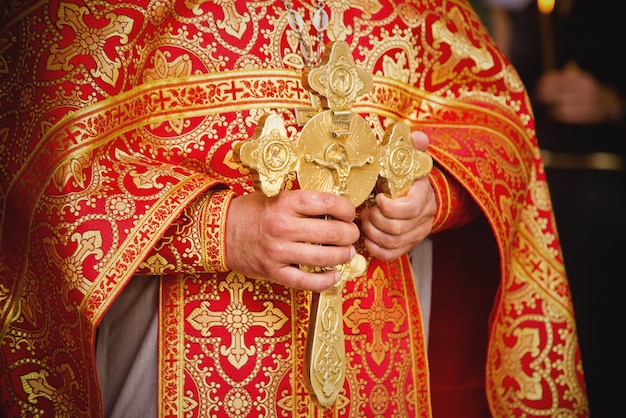 Sacerdote durante una ceremonia