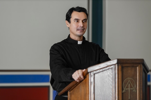 Foto sacerdote dentro del edificio de la iglesia